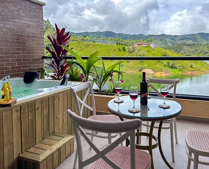 Terraza de un apartamento de San Telmo con jacuzzi, comedor y vista al valle