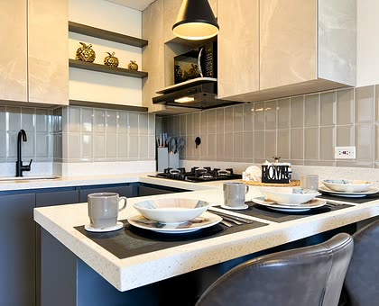 Cocina con isla, barra y taburetes, servida para desayunar