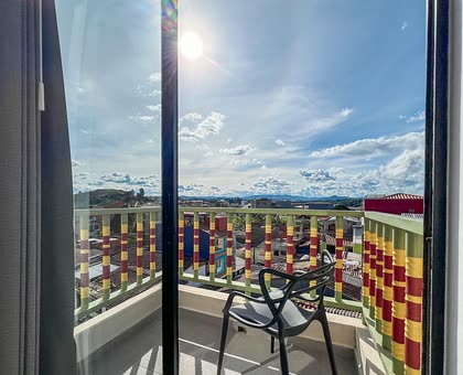 Balcón con vista a los zócalos de colores del pueblo de Guatapé