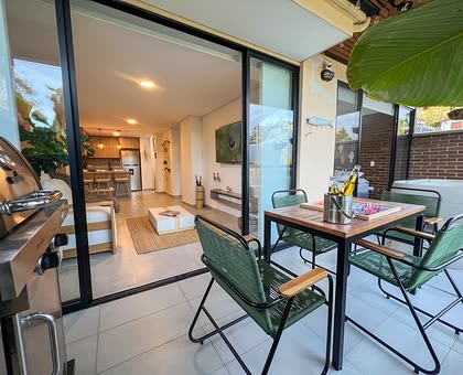 Terraza con asador y comedor al aire libre, abierta a la sala