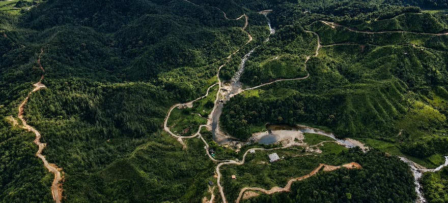 Montaña y caminos de la parcelación Santa Rita