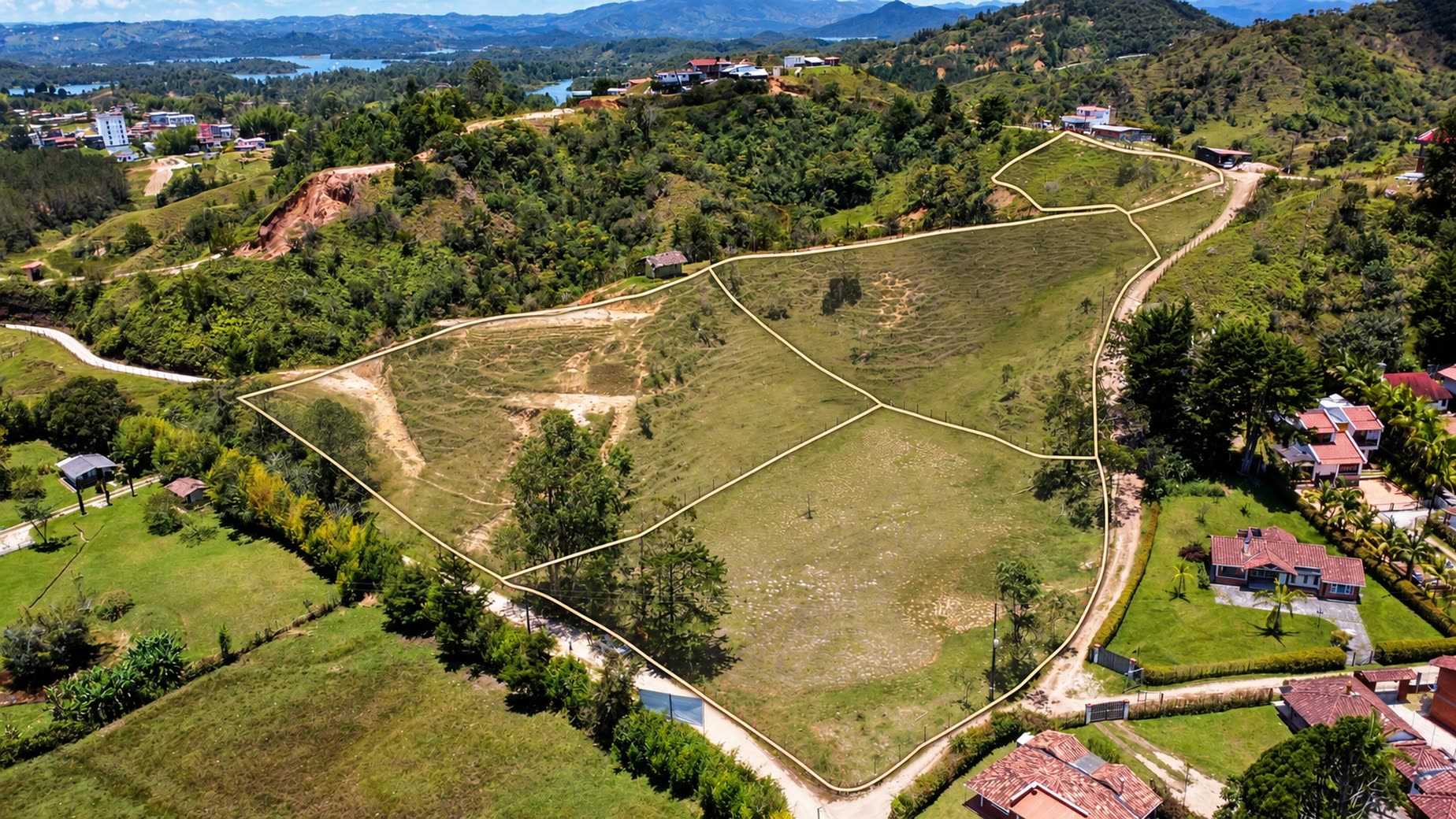 Plano de loteo de El Cristalino sobre la vista aérea del terreno