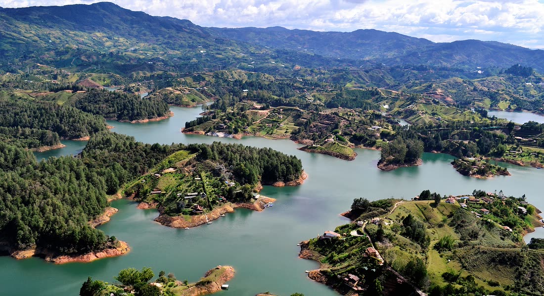 Vista aérea del embalse de Guatapé con sus islas y penínsulas verdes