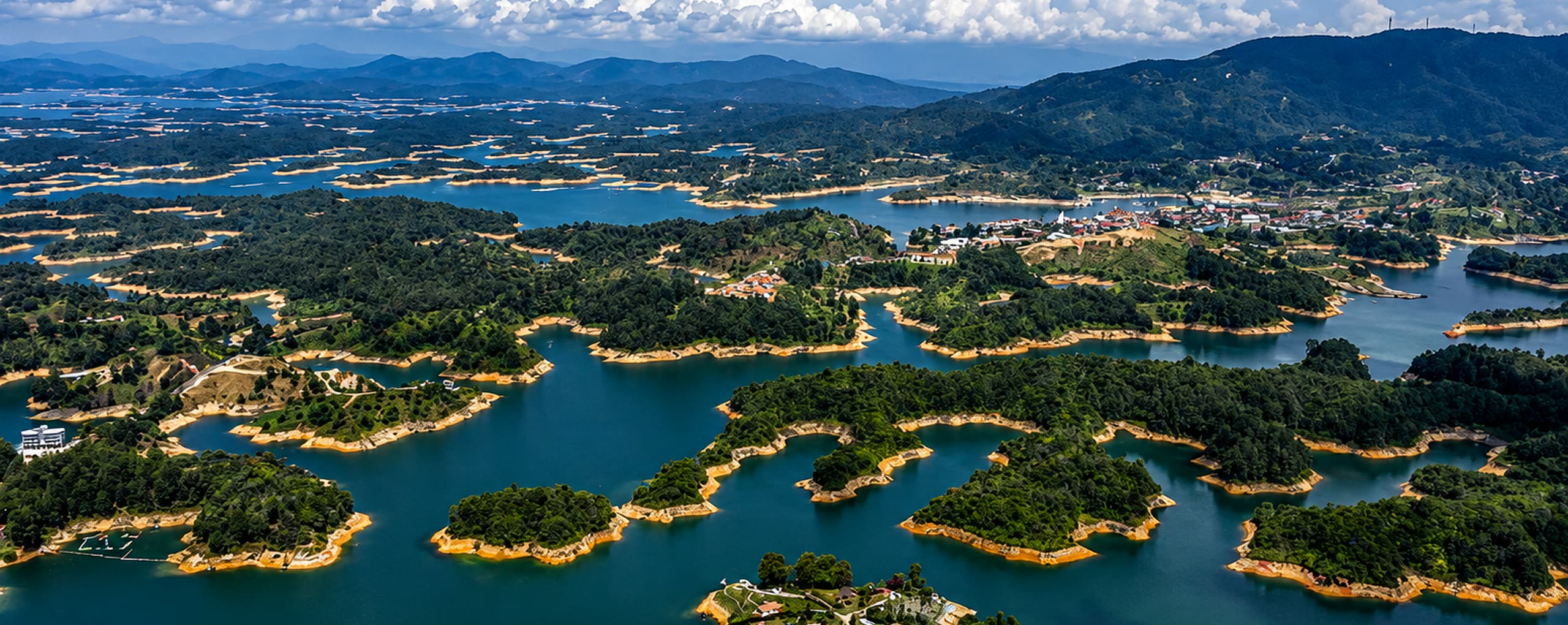 Panorámica aérea del embalse de Guatapé y sus penínsulas al atardecer