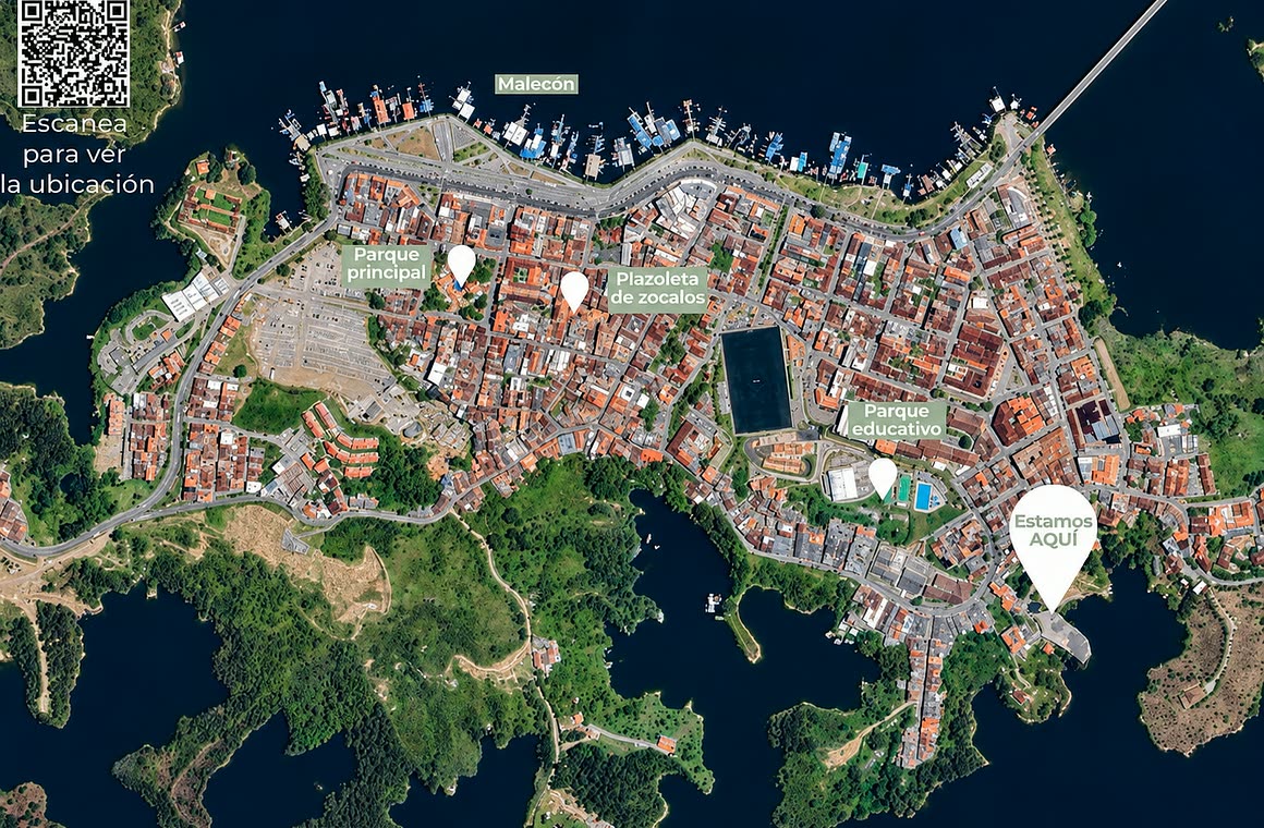 Mapa satelital de Guatapé señalando el parque principal, la plazoleta de zócalos, el malecón y la ubicación del proyecto