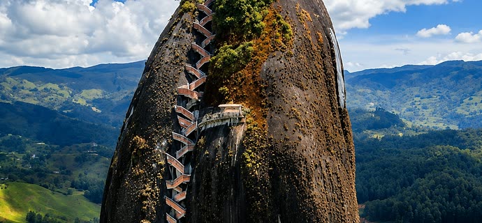 La Piedra del Peñol vista de frente, con el pueblo a sus pies