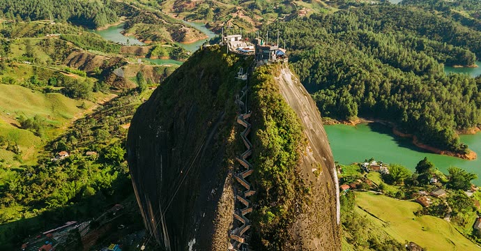 La Piedra del Peñol con su escalera, rodeada por el embalse de Guatapé