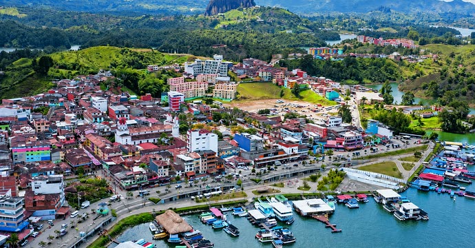 Casco urbano de Guatapé visto desde el aire, con el malecón y las lanchas sobre el embalse