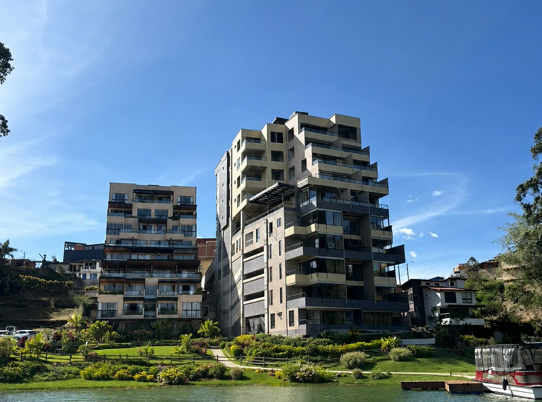 Foto real de San Telmo entregado, con el embalse y la montaña de fondo