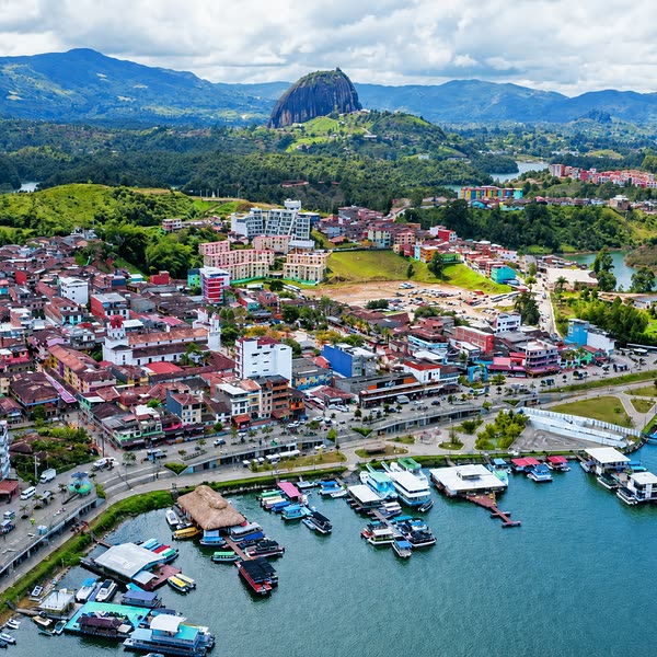 Las calles de zócalos del centro de Guatapé