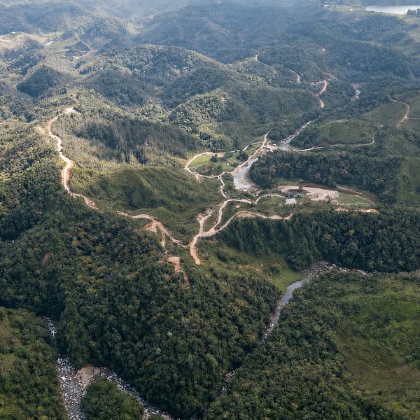 Vista aérea de la montaña y los caminos de Santa Rita
