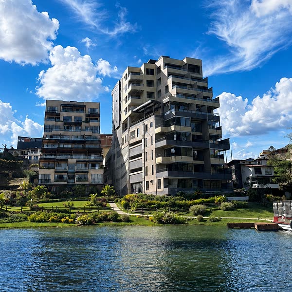 San Telmo ya construido y entregado, frente al embalse de Guatapé