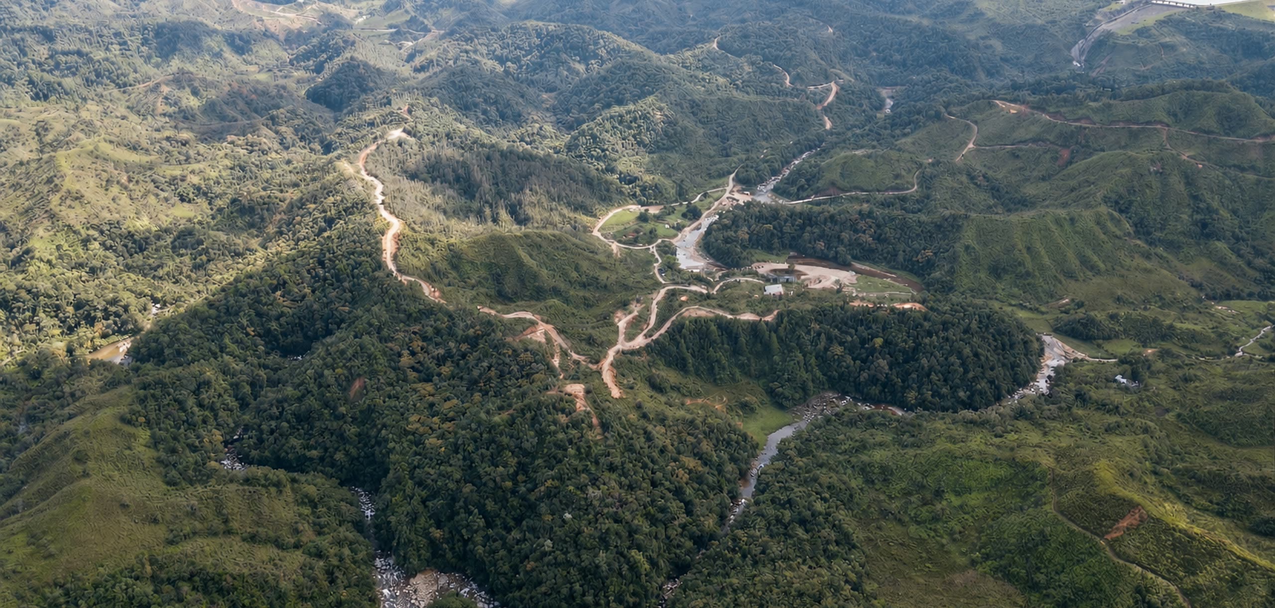 Vista aérea de la montaña y los caminos de acceso al sector de Santa Rita