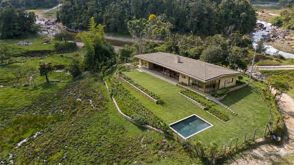 Casa de campo con piscina y jardín en terrazas, en el sector de Santa Rita