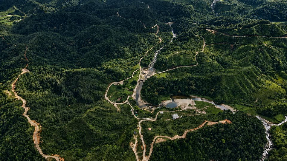 Los caminos internos de la parcelación y un pequeño estanque, desde el aire