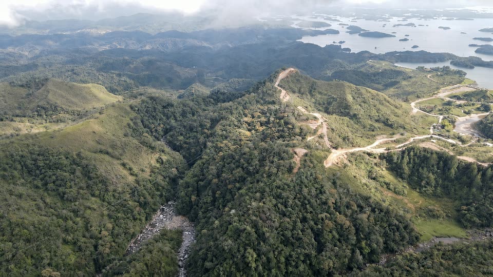 Montaña boscosa de Santa Rita con el embalse de Guatapé en el horizonte