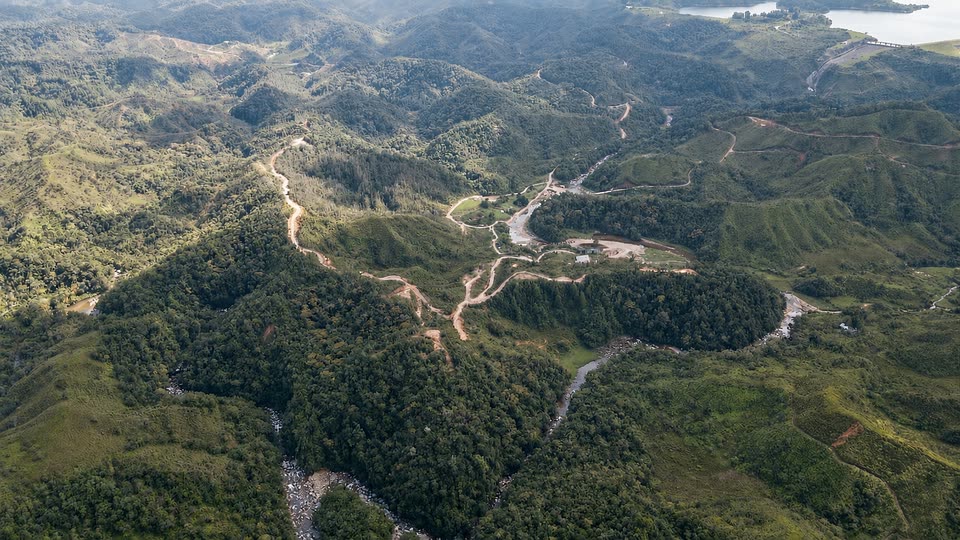 Las quebradas y los caminos de Santa Rita bajando entre la montaña