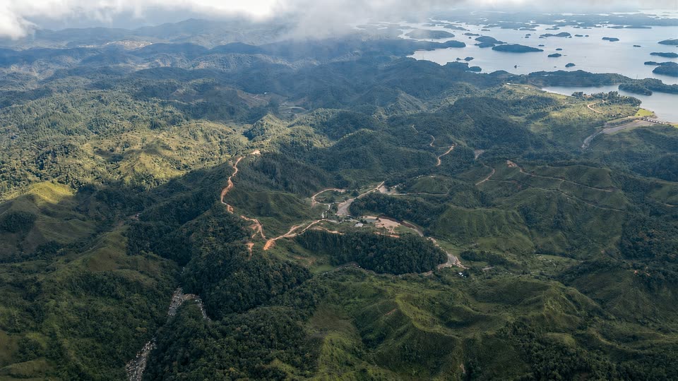 El valle de Santa Rita desde el aire, con el embalse de Guatapé al fondo