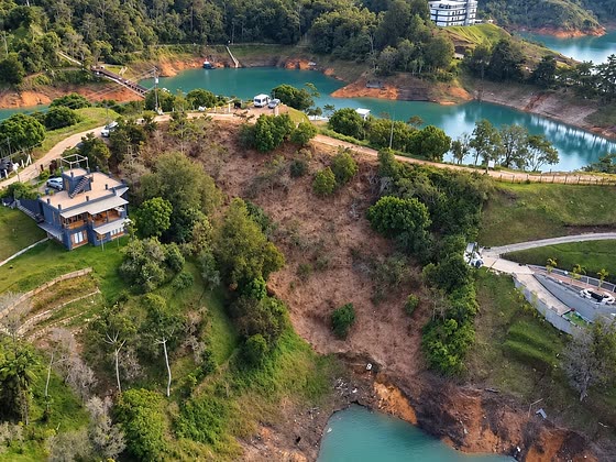 Entorno del lote de Venecia con la Piedra del Peñol al fondo