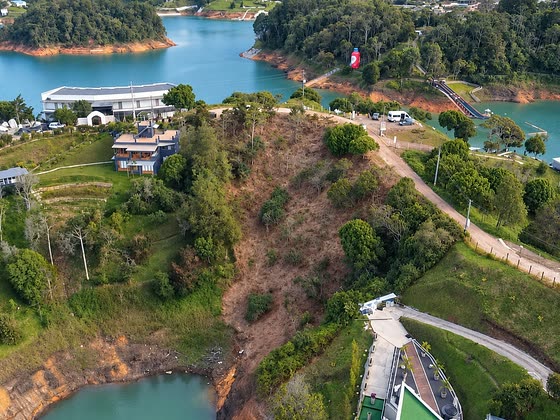 El lote de Venecia desde el aire, con el embalse rodeándolo por los dos costados